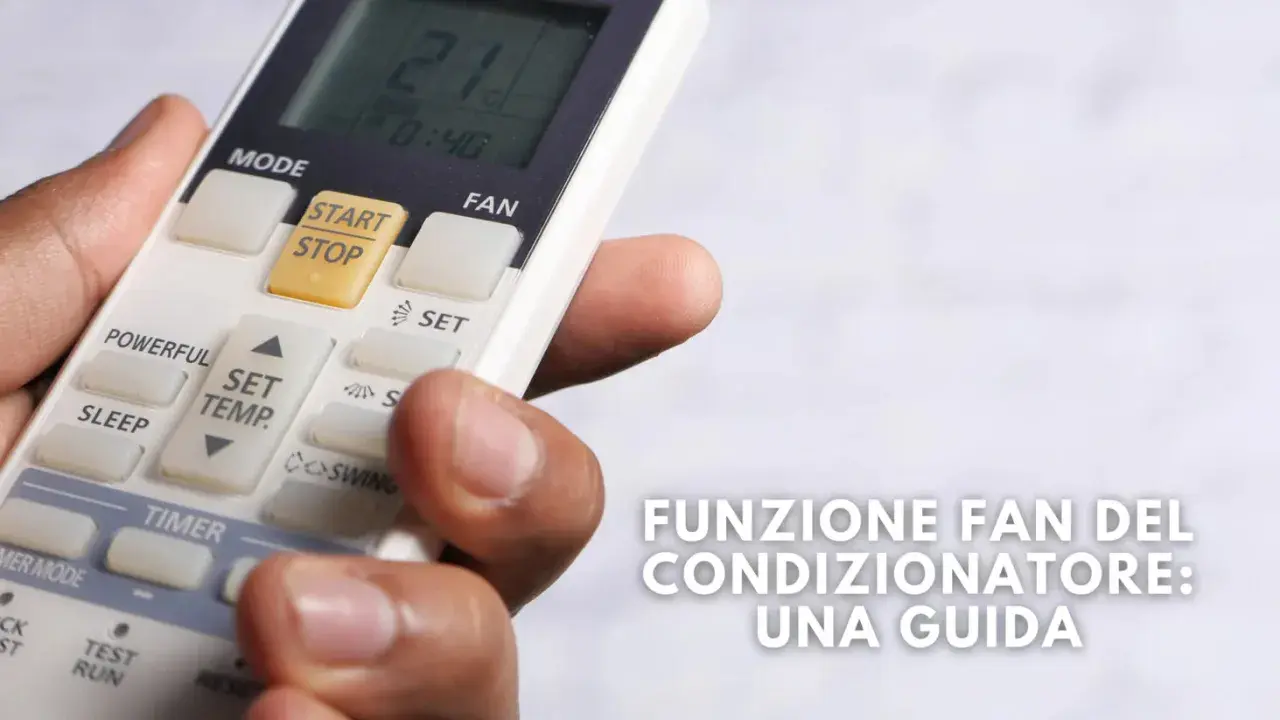 Mano che tiene un telecomando per il condizionatore, con il tasto "FAN" visibile. Guida alla funzione fan del condizionatore.