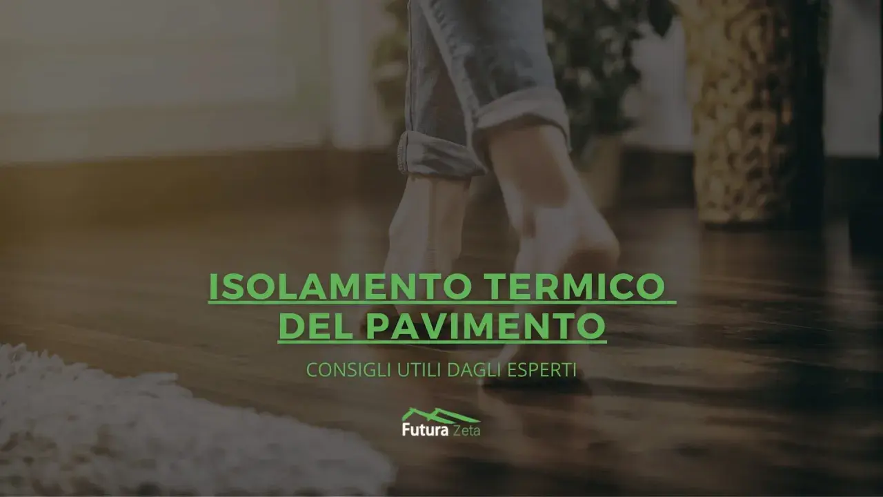 Piedi nudi su un pavimento in legno, con testo "Isolamento Termico del Pavimento". Un pavimento isolante rende la casa più confortevole.