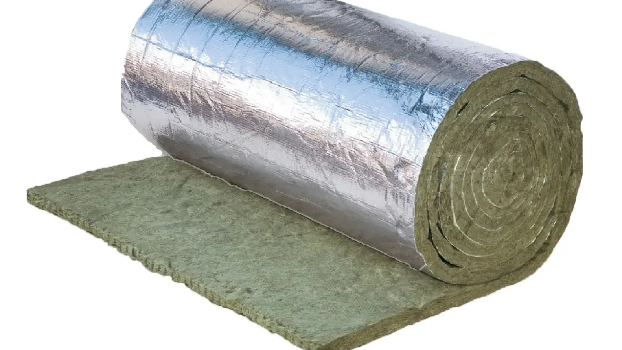 Rotolo di lana di roccia isolante con rivestimento riflettente in alluminio, pronto per migliorare l'efficienza energetica.