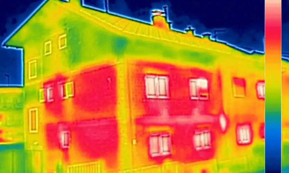Termografia di una casa: aree rosse indicano dispersione di calore, evidenziando un possibile ponte termico.