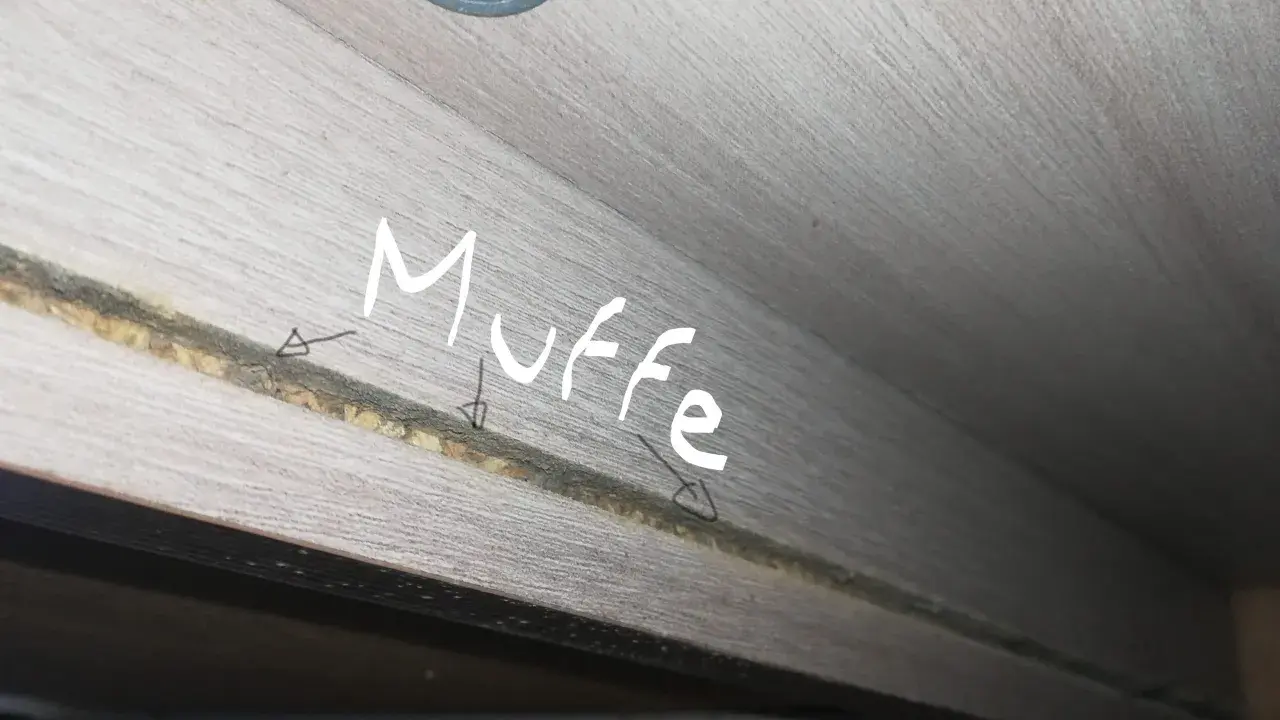 Muffa negli armadi? Ecco come eliminarla. Dettaglio di una fessura in un mobile in legno con segni di muffa.