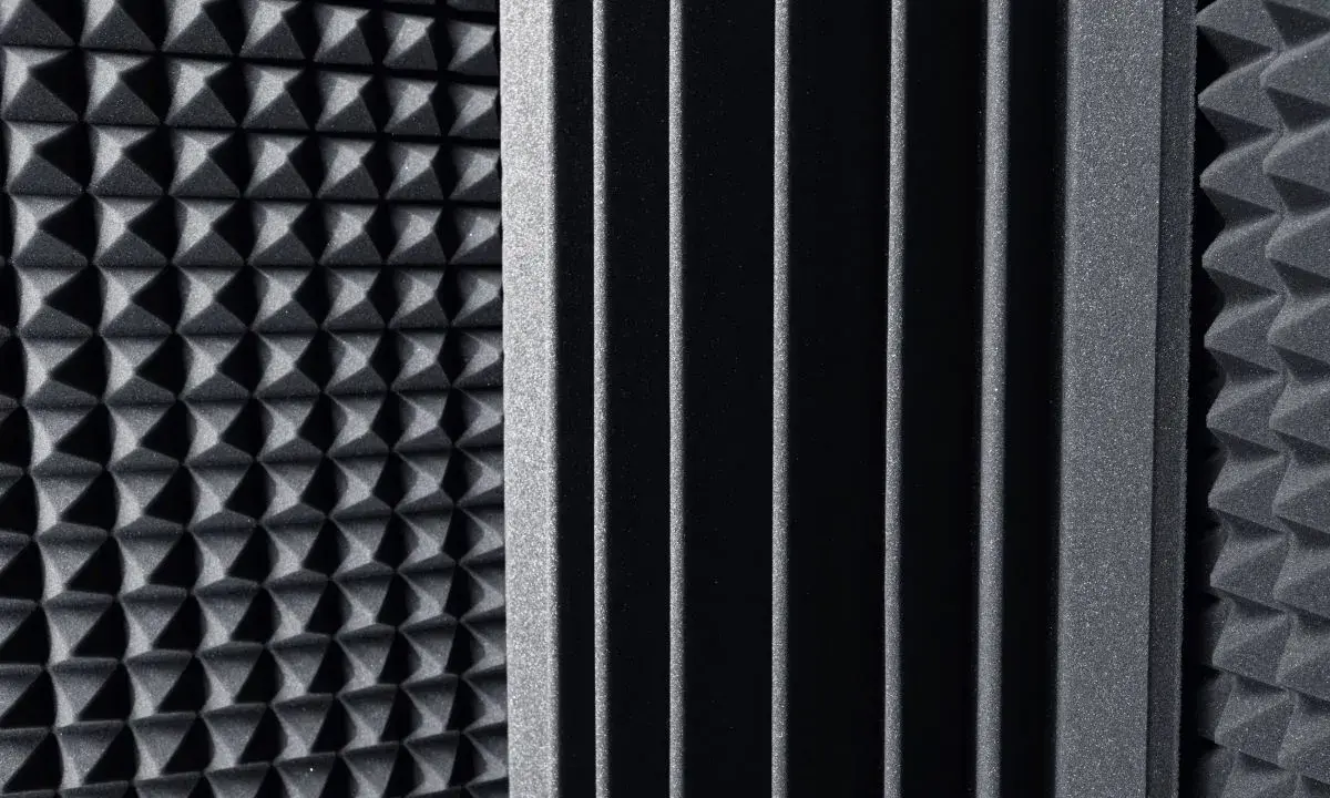 Pannelli fonoassorbenti con texture a piramide e a listelli, ideali come miglior isolante acustico per studi di registrazione.