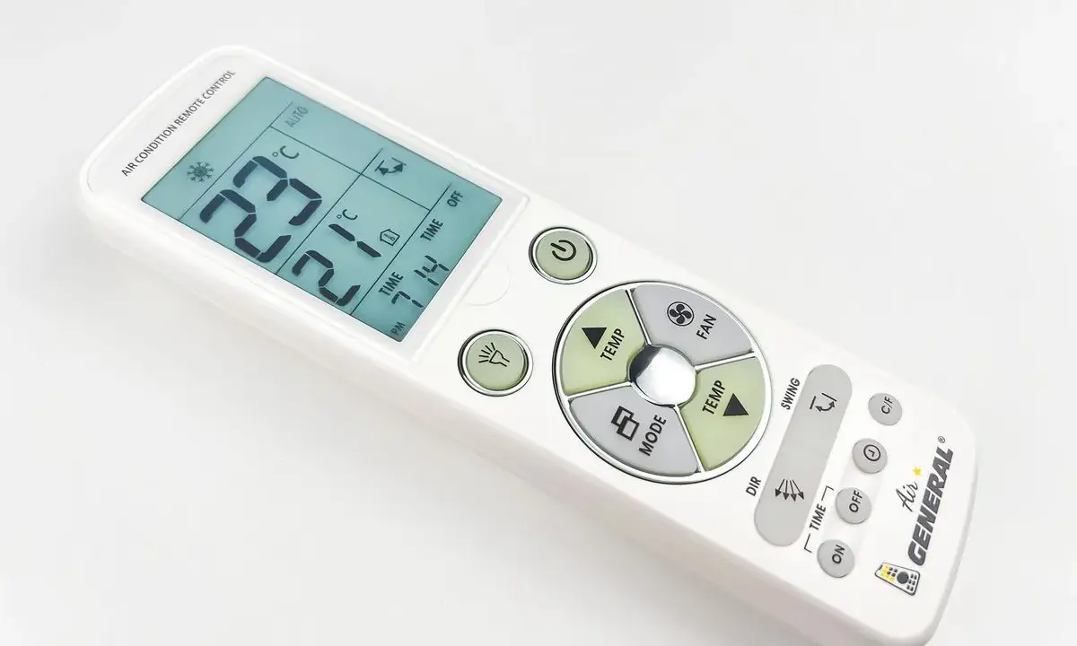 Telecomando condizionatore Air General con display che mostra la temperatura e le impostazioni del timer off.