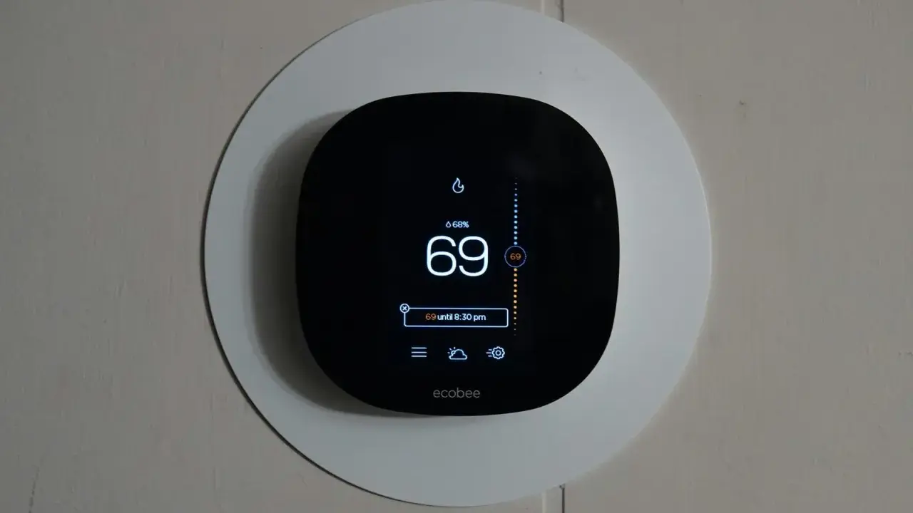 Termostato Ecobee su muro, imposta a 69 gradi. Un termostato in ogni stanza per il comfort ideale.