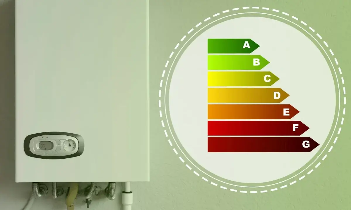 Caldaia con display a 55°C, accanto a un'etichetta energetica. La temperatura acqua termosifoni 50 gradi è un buon compromesso.