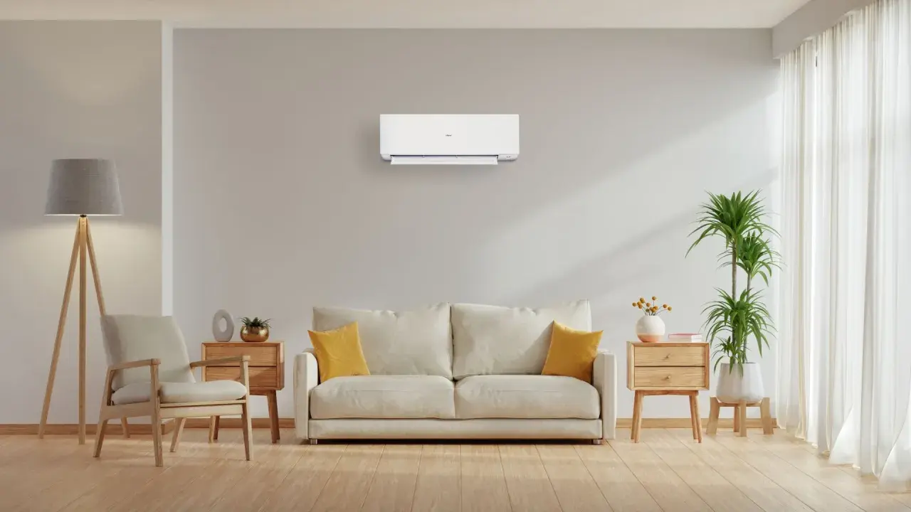 Un soggiorno moderno con un condizionatore a parete, che illustra la differenza tra pompa di calore e condizionatore.