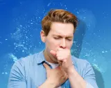 Uomo con capelli rossi tossisce coprendosi la bocca, mostrando cosa succede se si respira la muffa.