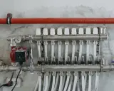 Collettore idraulico con pompa e termometro, pronto per la prova pressione impianto idraulico.