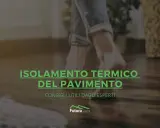 Piedi nudi su un pavimento in legno, con testo "Isolamento Termico del Pavimento". Un pavimento isolante rende la casa più confortevole.