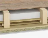 Dettaglio costruttivo per isolamento acustico soffitto: legno, materiale isolante bianco e finitura a vista.