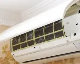 Unità interna di un condizionatore con filtri sporchi, possibile causa per cui il condizionatore perde acqua.