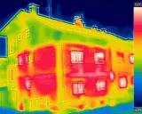 Termografia di una casa: aree rosse indicano dispersione di calore, evidenziando un possibile ponte termico.