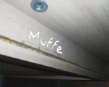 Muffa negli armadi? Ecco come eliminarla. Dettaglio di una fessura in un mobile in legno con segni di muffa.