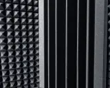 Pannelli fonoassorbenti con texture a piramide e a listelli, ideali come miglior isolante acustico per studi di registrazione.