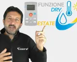 Uomo indica telecomando con funzione dry condizionatore, per un'estate più fresca.