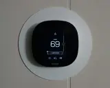 Termostato Ecobee su muro, imposta a 69 gradi. Un termostato in ogni stanza per il comfort ideale.