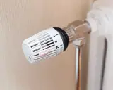 Termovalvola su termosifone: scopri come funziona il riscaldamento centralizzato con termovalvole per regolare la temperatura.