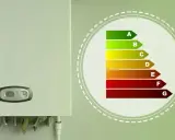 Caldaia con display a 55°C, accanto a un'etichetta energetica. La temperatura acqua termosifoni 50 gradi è un buon compromesso.