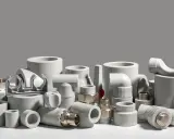 Una vasta gamma di tutti i tipi di raccordi idraulici in plastica e metallo, pronti per ogni progetto.
