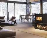 Un moderno soggiorno con camino a legna, ideale per valutare i pro e contro di un termocamino in un ambiente invernale.