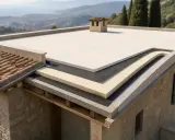 Dettaglio costruttivo di un tetto piano con strati isolanti. Scopri quanto costa isolare un tetto per un comfort ottimale.