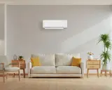 Un soggiorno moderno con un condizionatore a parete, che illustra la differenza tra pompa di calore e condizionatore.