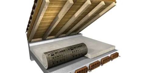 Sezione di tetto con isolamento in rotolo Isover. La scelta tra meglio isolare il tetto o il sottotetto è fondamentale per il comfort.