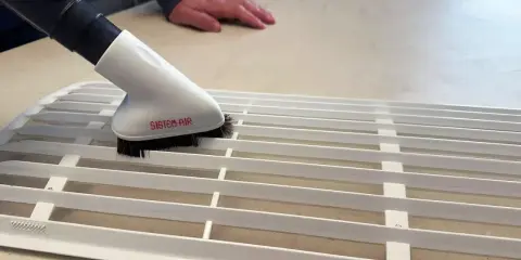 Spazzola per condizionatore che aspira polvere e odori, eliminando la puzza di fogna dal condizionatore spento.
