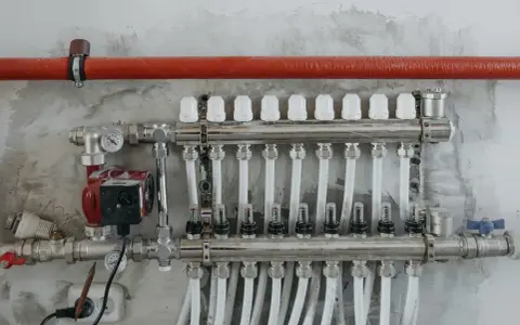 Collettore idraulico con pompa e termometro, pronto per la prova pressione impianto idraulico.
