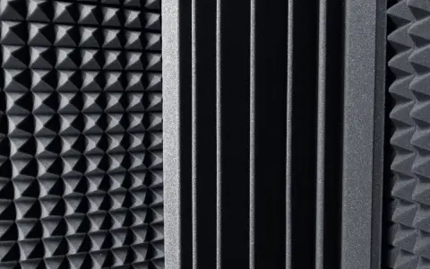 Pannelli fonoassorbenti con texture a piramide e a listelli, ideali come miglior isolante acustico per studi di registrazione.