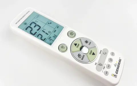 Telecomando condizionatore Air General con display che mostra la temperatura e le impostazioni del timer off.