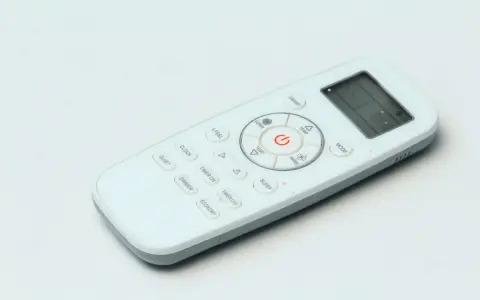 Telecomando bianco con vari simboli condizionatore: ON/OFF, temperatura, modalità, timer, sleep, smart, quiet, dimmer, economy.