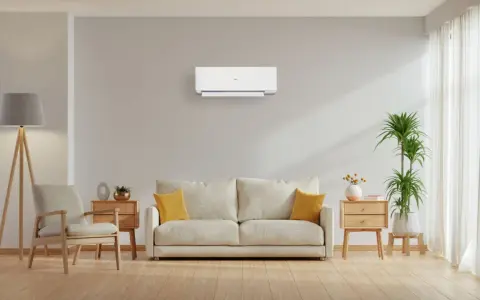 Un soggiorno moderno con un condizionatore a parete, che illustra la differenza tra pompa di calore e condizionatore.