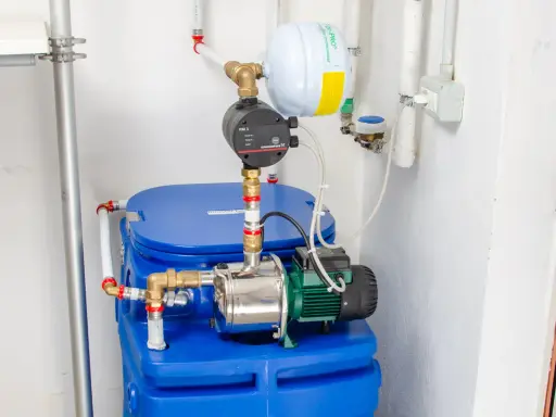 Impianto idraulico con serbatoio blu, pompa e vaso di espansione. Un autoclave per aumentare pressione acqua, pronto all'uso.