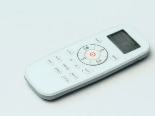Telecomando bianco con vari simboli condizionatore: ON/OFF, temperatura, modalità, timer, sleep, smart, quiet, dimmer, economy.