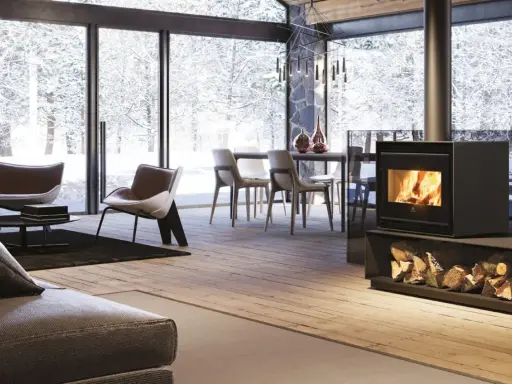 Un moderno soggiorno con camino a legna, ideale per valutare i pro e contro di un termocamino in un ambiente invernale.