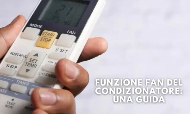 Mano che tiene un telecomando per il condizionatore, con il tasto "FAN" visibile. Guida alla funzione fan del condizionatore.