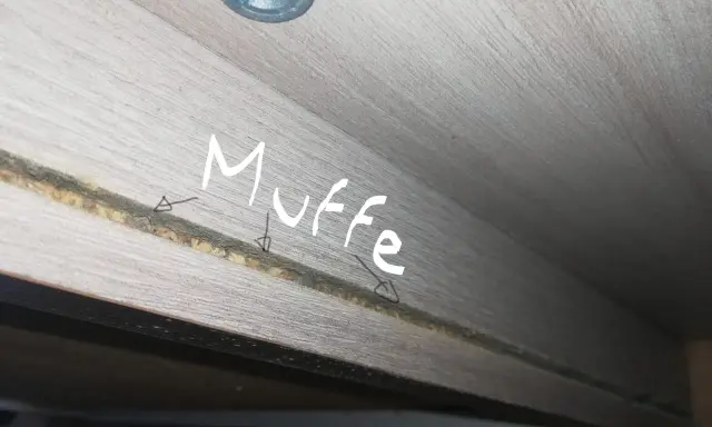 Muffa negli armadi? Ecco come eliminarla. Dettaglio di una fessura in un mobile in legno con segni di muffa.