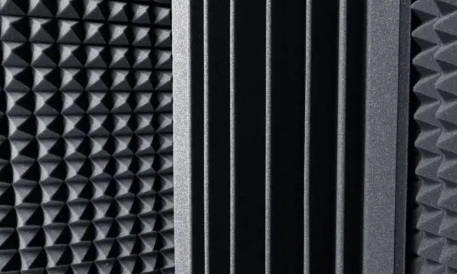 Pannelli fonoassorbenti con texture a piramide e a listelli, ideali come miglior isolante acustico per studi di registrazione.