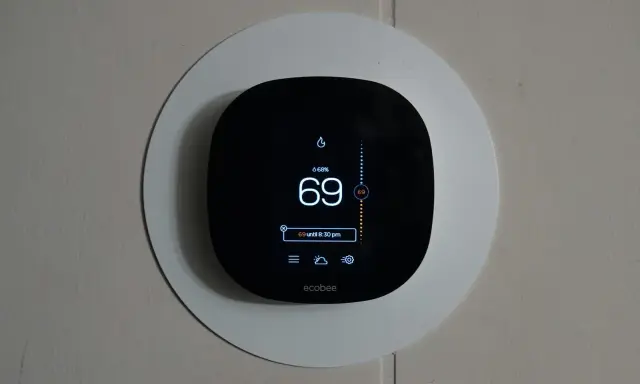 Termostato Ecobee su muro, imposta a 69 gradi. Un termostato in ogni stanza per il comfort ideale.