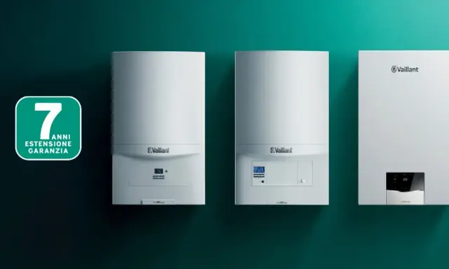 Tre caldaie Vaillant bianche affiancate, con un logo che indica 7 anni di estensione garanzia.