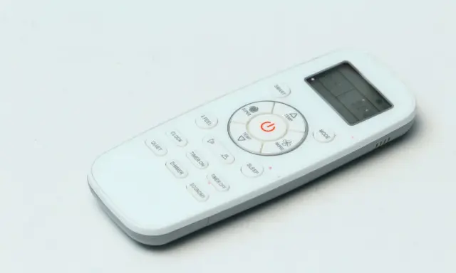 Telecomando bianco con vari simboli condizionatore: ON/OFF, temperatura, modalità, timer, sleep, smart, quiet, dimmer, economy.