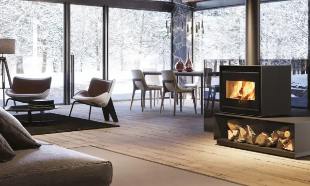 Un moderno soggiorno con camino a legna, ideale per valutare i pro e contro di un termocamino in un ambiente invernale.