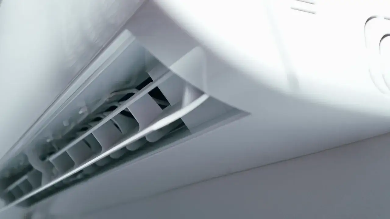 Dettaglio delle alette di un condizionatore d'aria bianco, pronte per essere regolate. Scopri come sbloccare le alette del condizionatore per un comfort ottimale.