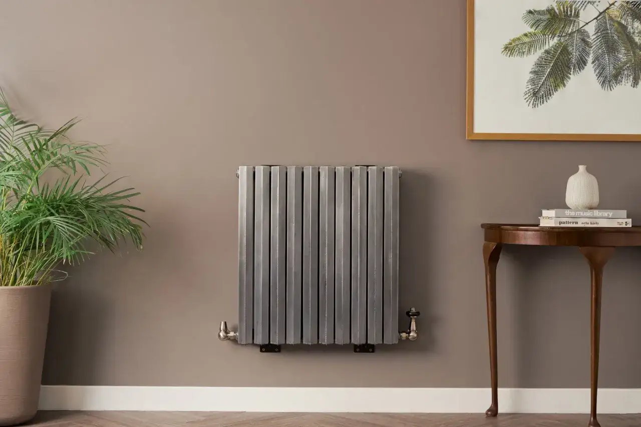 Termosifoni in ghisa grigia, un elemento di design che scalda con stile.