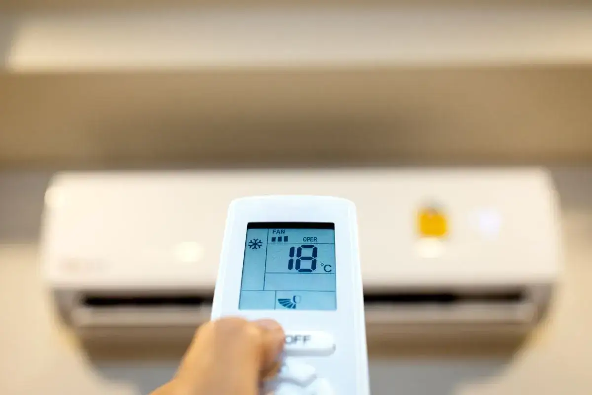 Telecomando del condizionatore imposta la temperatura a 18&deg;C. Il significato di questa impostazione &egrave; il raffreddamento.