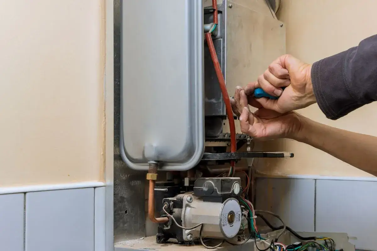Tecnico che lavora su uno scaldabagno a gas, per capire quanto dura uno scaldabagno a gas.