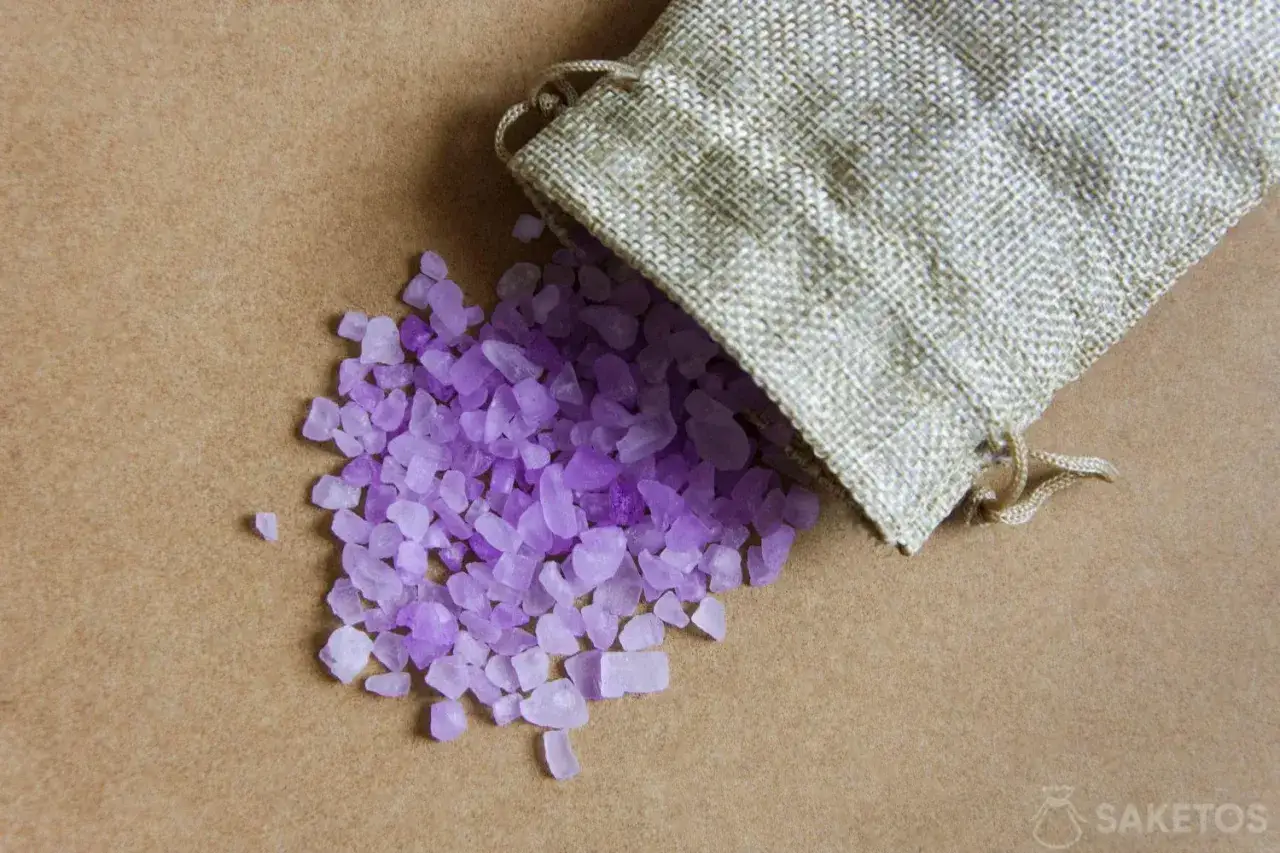 Sacchetti anti umidit&agrave; fai da te con cristalli viola che fuoriescono da un sacchetto di juta.