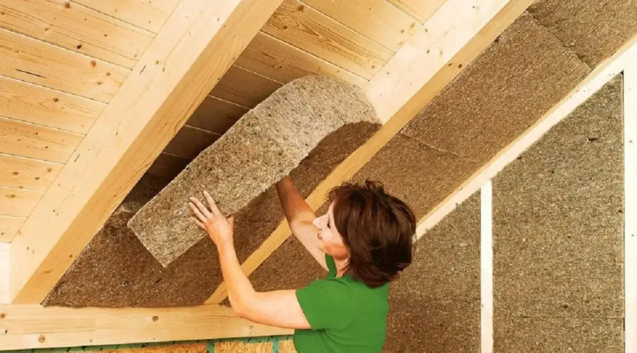 Donna installa pannelli isolanti in fibra di legno, il miglior isolante termico per soffitto, per un tetto caldo e confortevole.