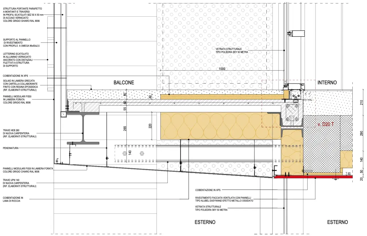 Dettaglio costruttivo di un balcone con isolamento termico e vetrata strutturale, evidenziando la gestione del ponte termico.